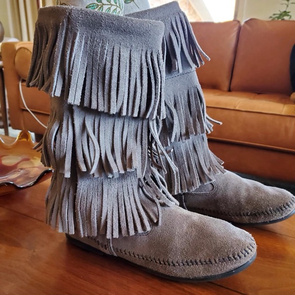 Minnetonka Gray 3-Layer Fringe Suede Boots Size 10 - Picture 5 of 10